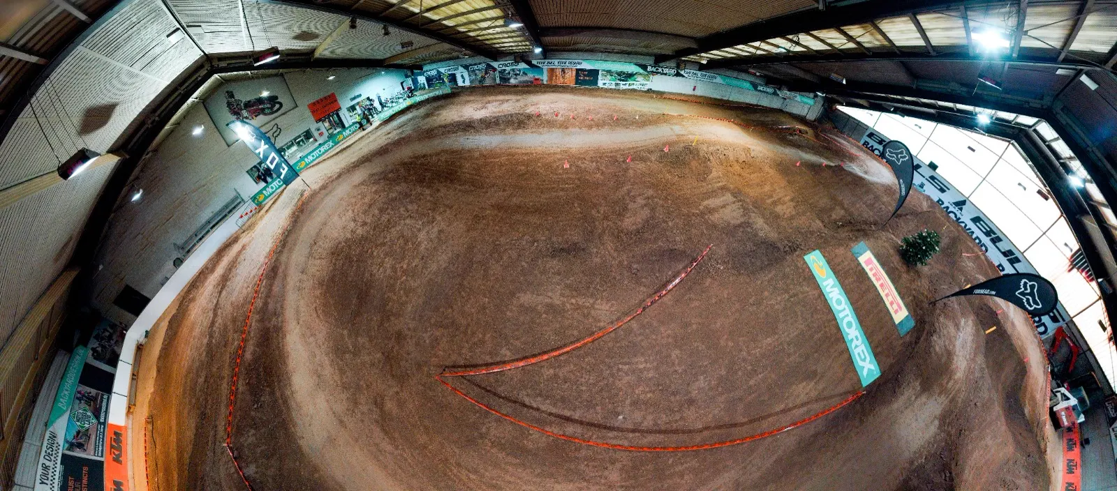 Panorama der Indoor-Motocross-Strecke der eDirtarena