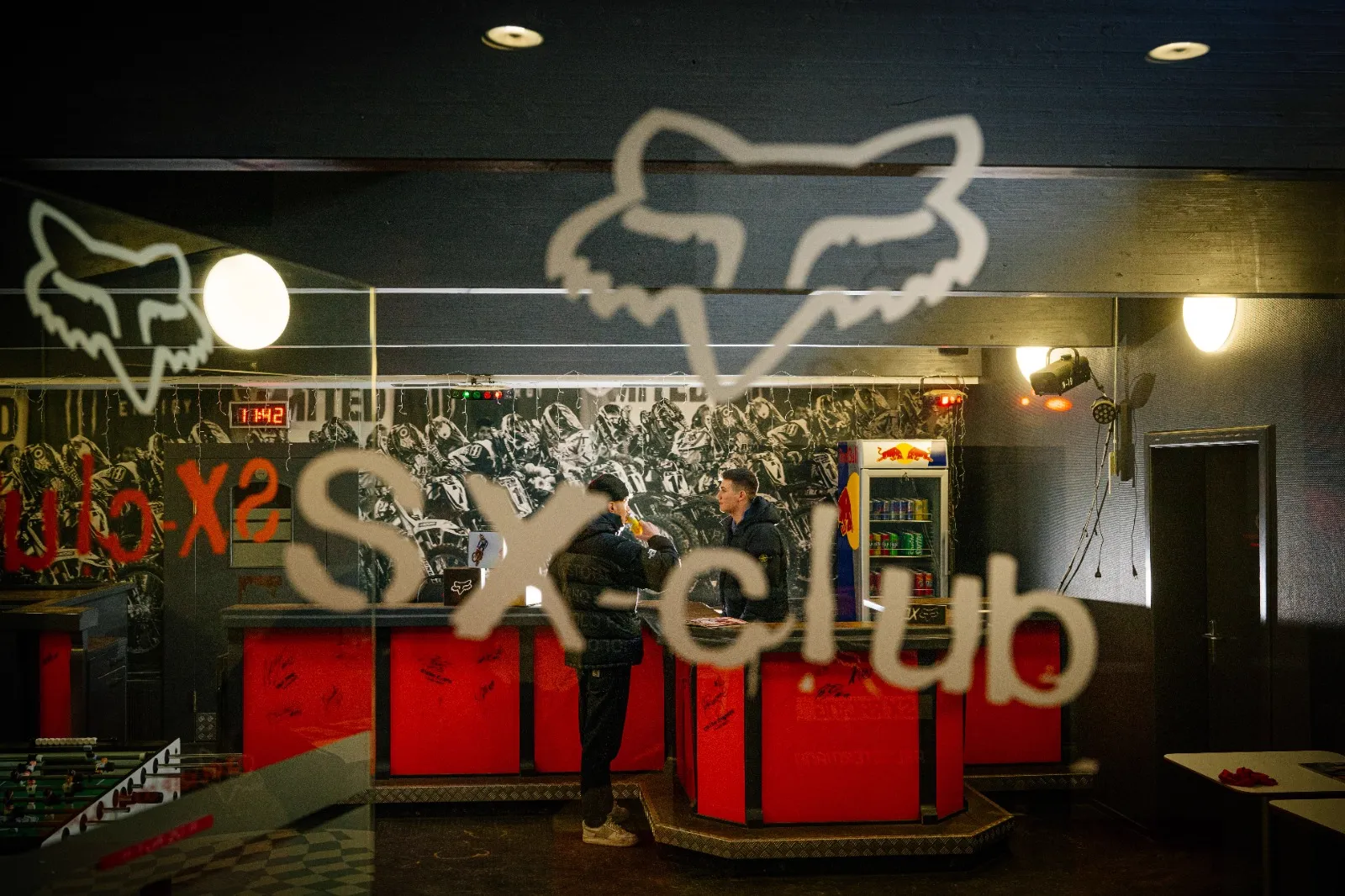 SX Club Lounge der eDirtarena mit gro&szlig;er Fensterfront &uuml;ber der Strecke