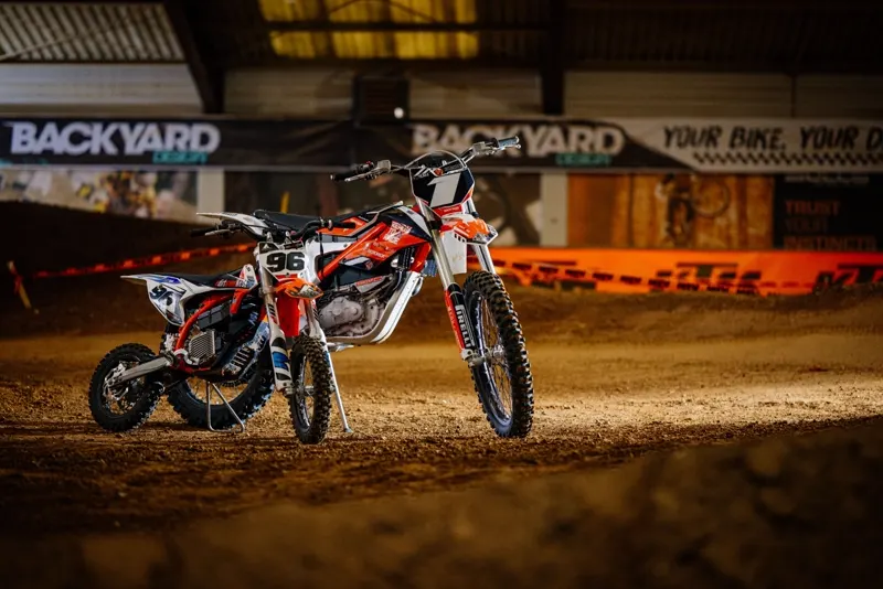 Elektro-Motocross-Motorrad der eDirtarena auf der Indoor-Strecke