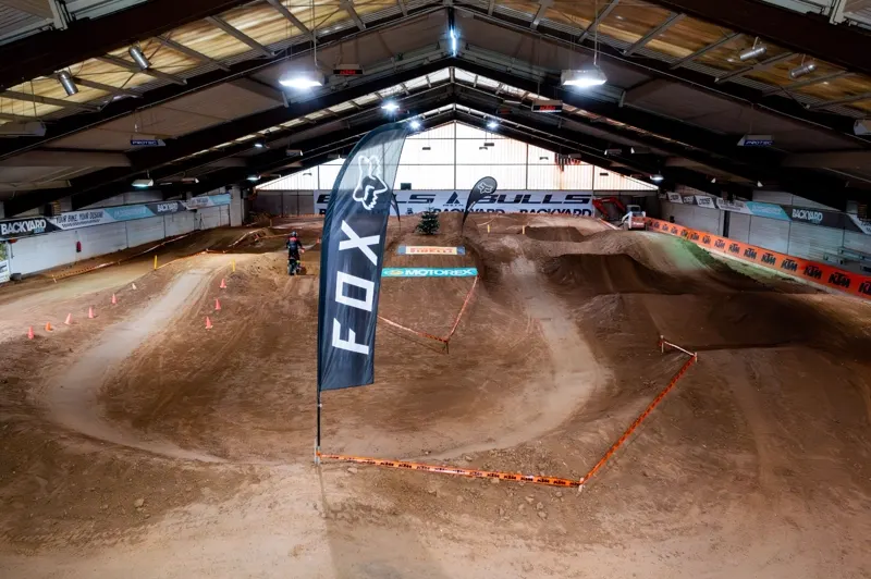 &Uuml;bersicht der 2.500 m&sup2; gro&szlig;en Indoor-Motocross-Strecke in der eDirtarena bei Bonn