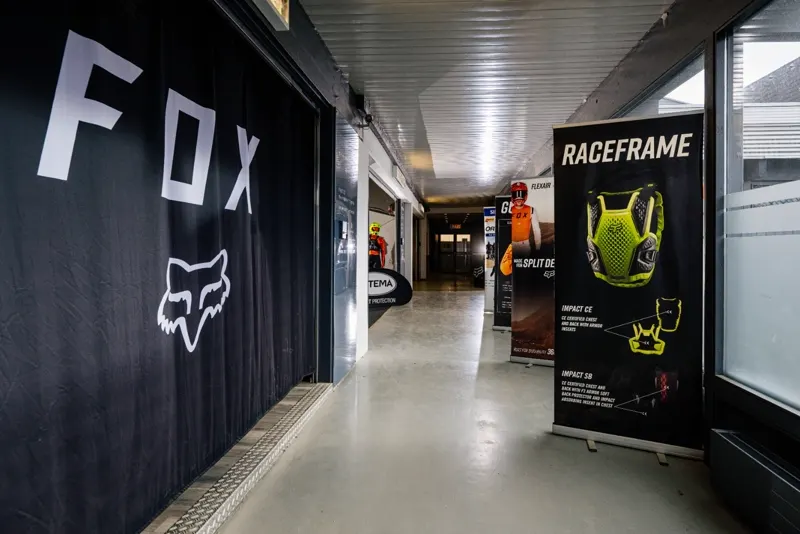 Eingangsbereich der eDirtarena mit Schutzausr&uuml;stung von FOX Racing und ORTEMA