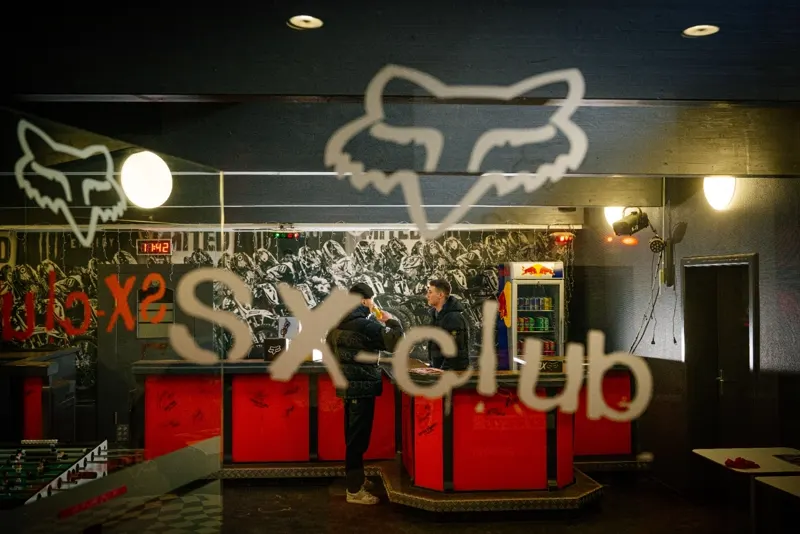 SX-Club Lounge der eDirtarena mit Theke, Kicker und Sitzbereich