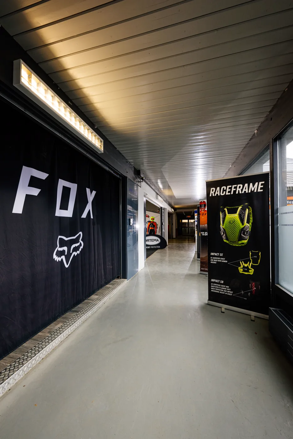 Eingangsbereich der eDirtarena mit Fox-Wand und Postern zur Schutzausrüstung
