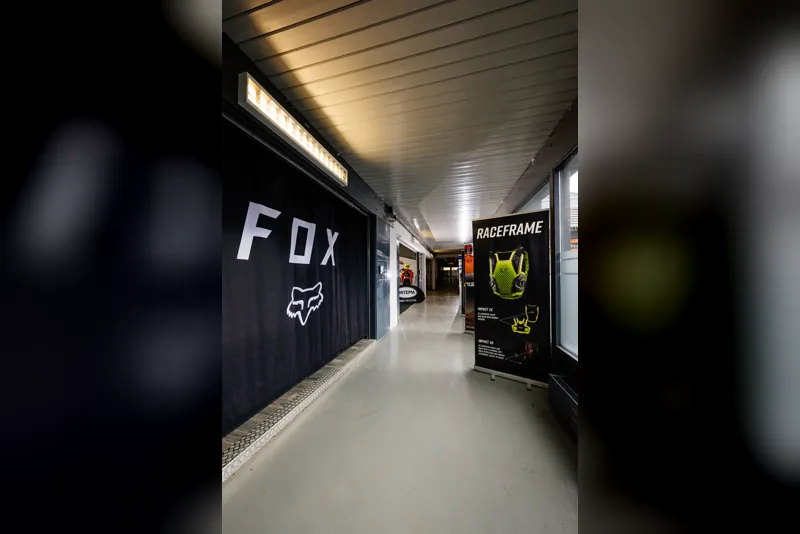 Eingangsbereich der eDirtarena mit Fox-Wand und Postern zur Schutzausrüstung