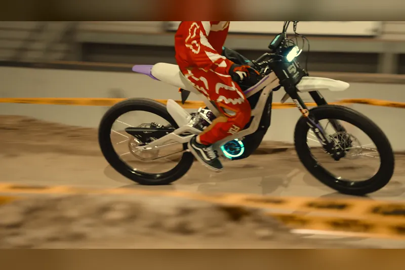 Kind fährt auf einem leichten 79er-Bike über die Indoor-Strecke der eDirtarena