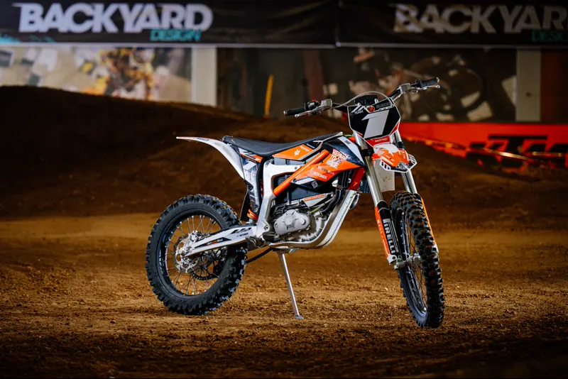 KTM Freeride E steht startbereit auf der Indoor-Motocross-Strecke