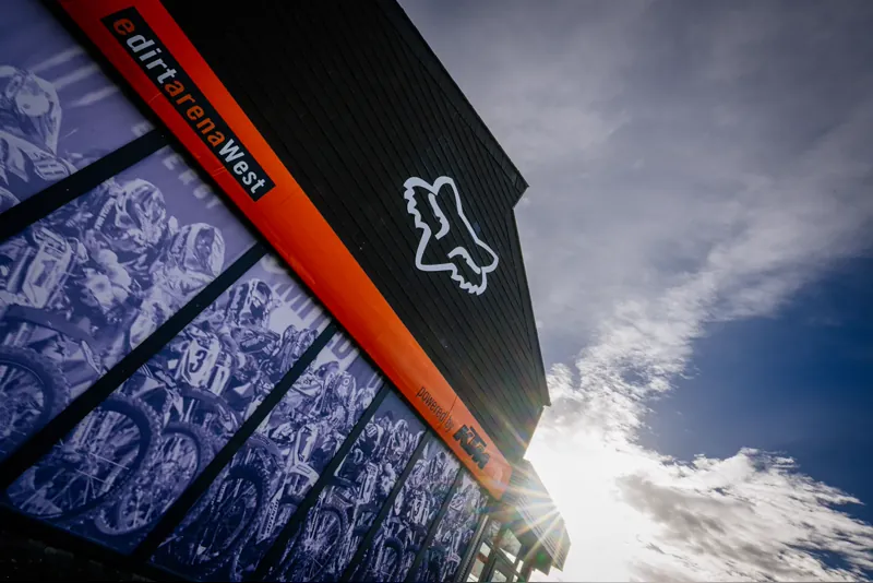 Fassade der eDirtarena West vor blauem Himmel, Indoor-Motocross-Halle zwischen Bonn und Köln