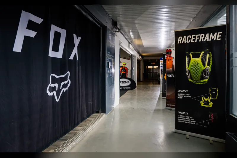 Gang der eDirtarena mit Fox-Wand und Aufsteller zu Ortema-Protektoren