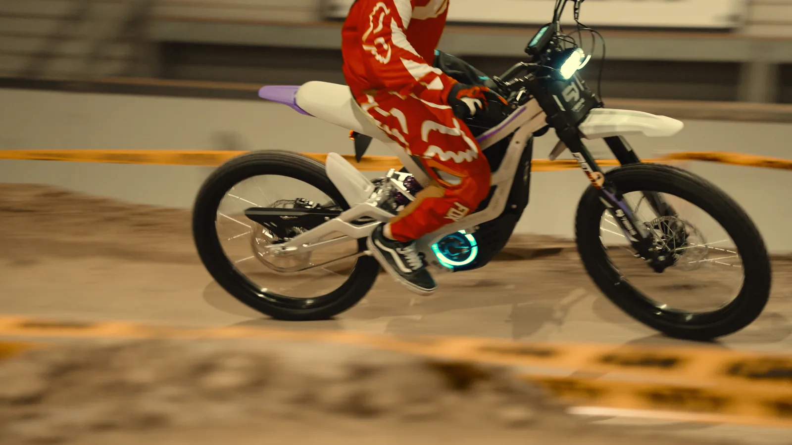Kind fährt auf einem leichten 79er-Bike über die Indoor-Strecke der eDirtarena