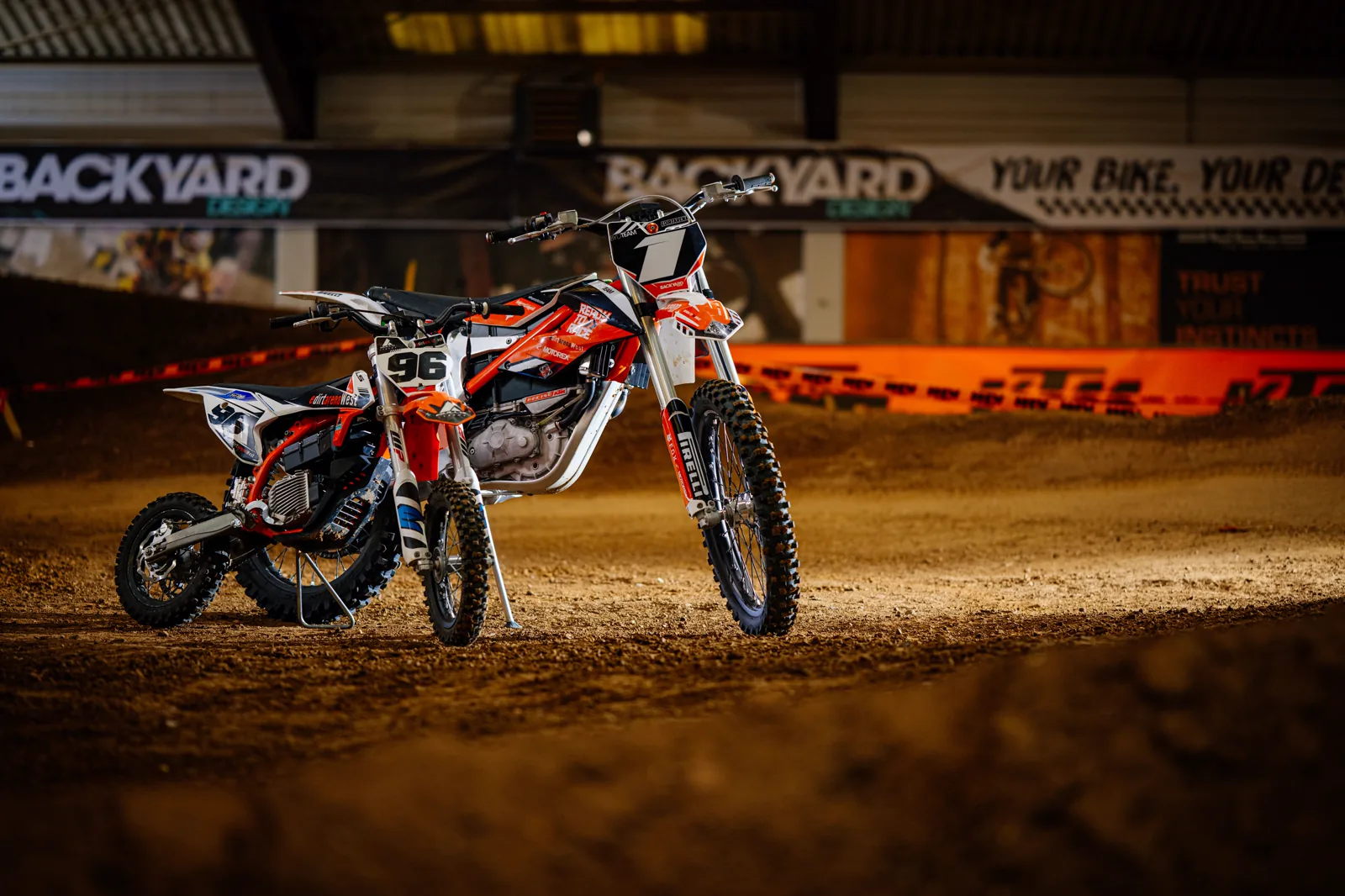 KTM Freeride E auf der Indoor-Strecke der eDirtarena vor der Bande