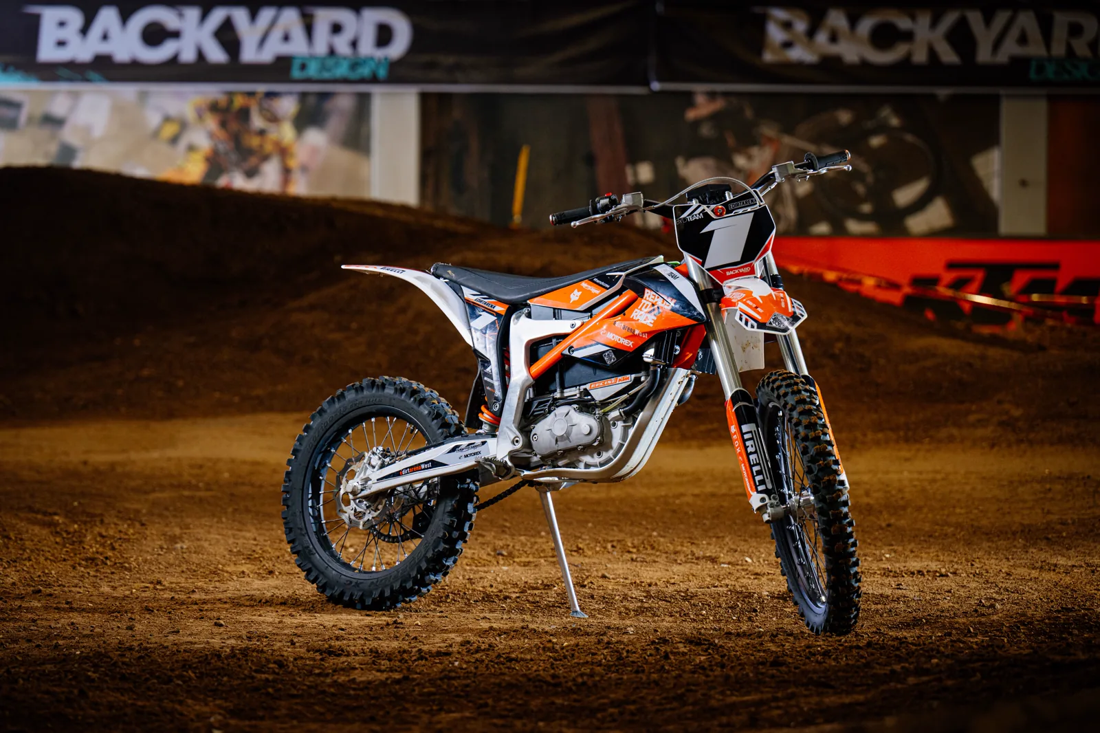 KTM Freeride E steht startbereit auf der Indoor-Motocross-Strecke