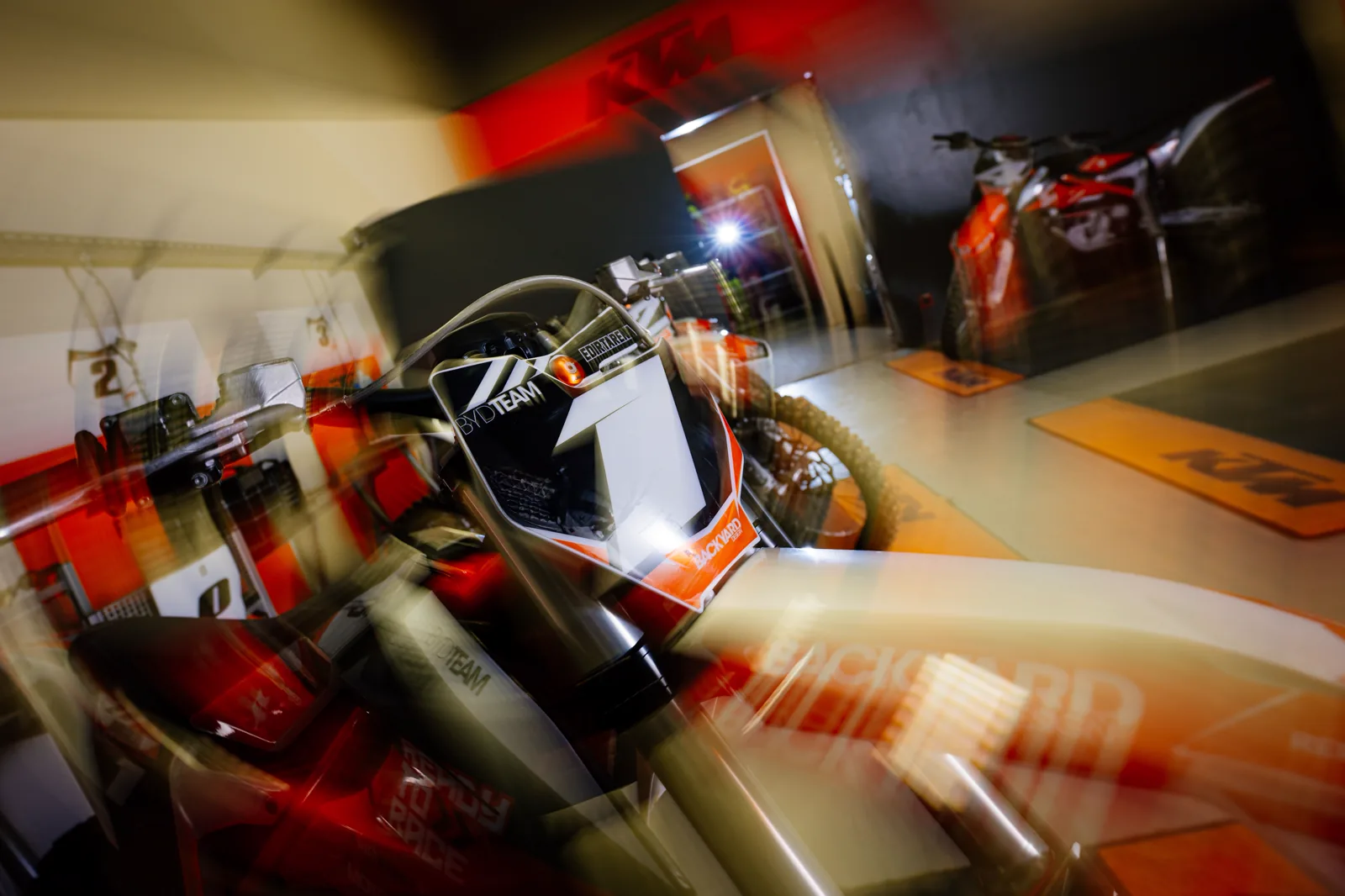 Elektro-Motocross-Motorrad in der Werkstatt der eDirtarena, dynamisch aufgenommen
