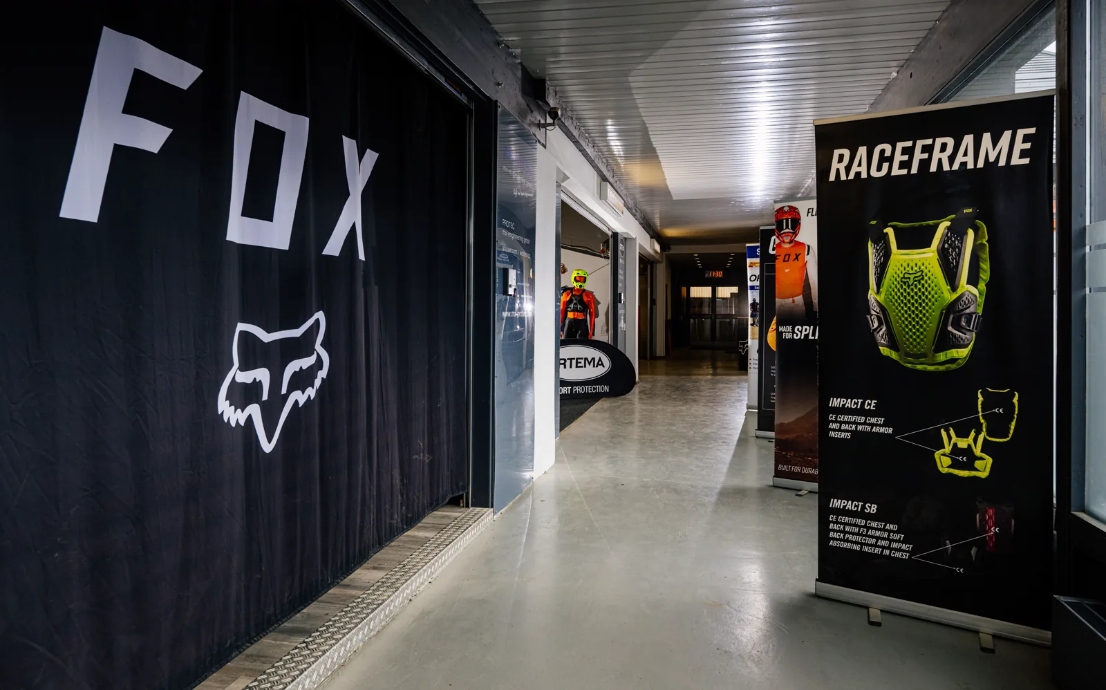 Gang der eDirtarena mit Fox-Wand und Aufsteller zu Ortema-Protektoren