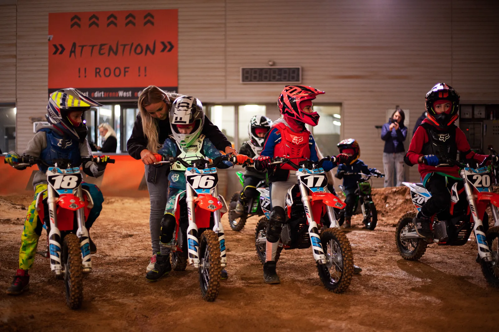 Trainerin mit fünf Kindern und ihren Motorrädern in der Startaufstellung