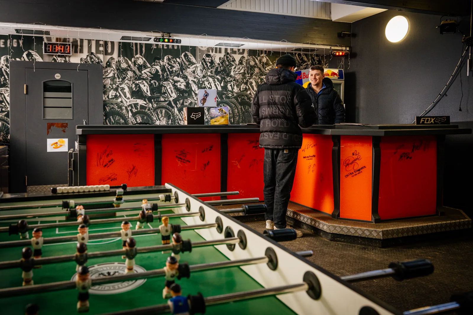 Lounge des SX Clubs der eDirtarena mit Kickertisch und Theke