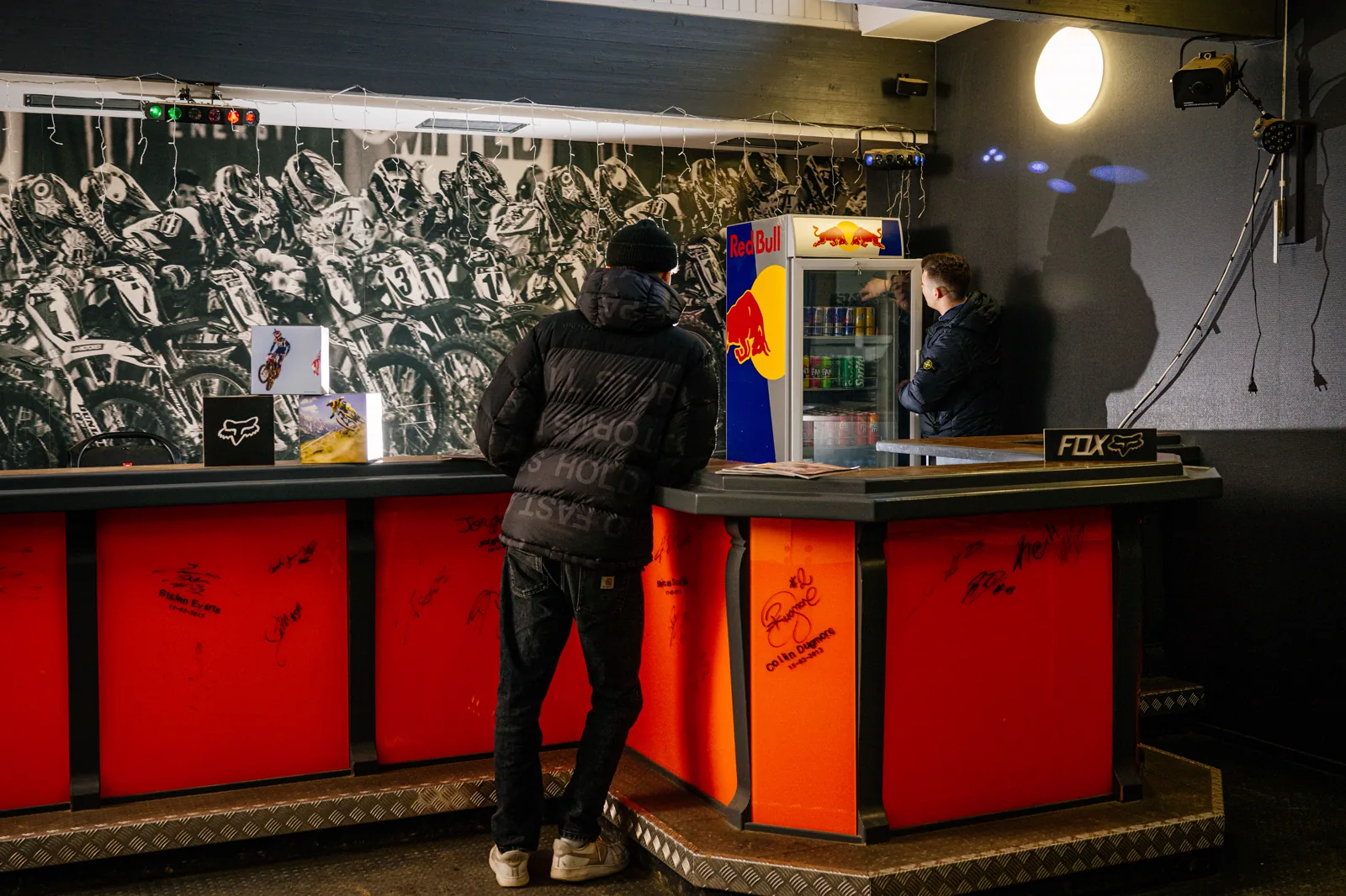 Gäste an der Theke des SX Clubs in der eDirtarena