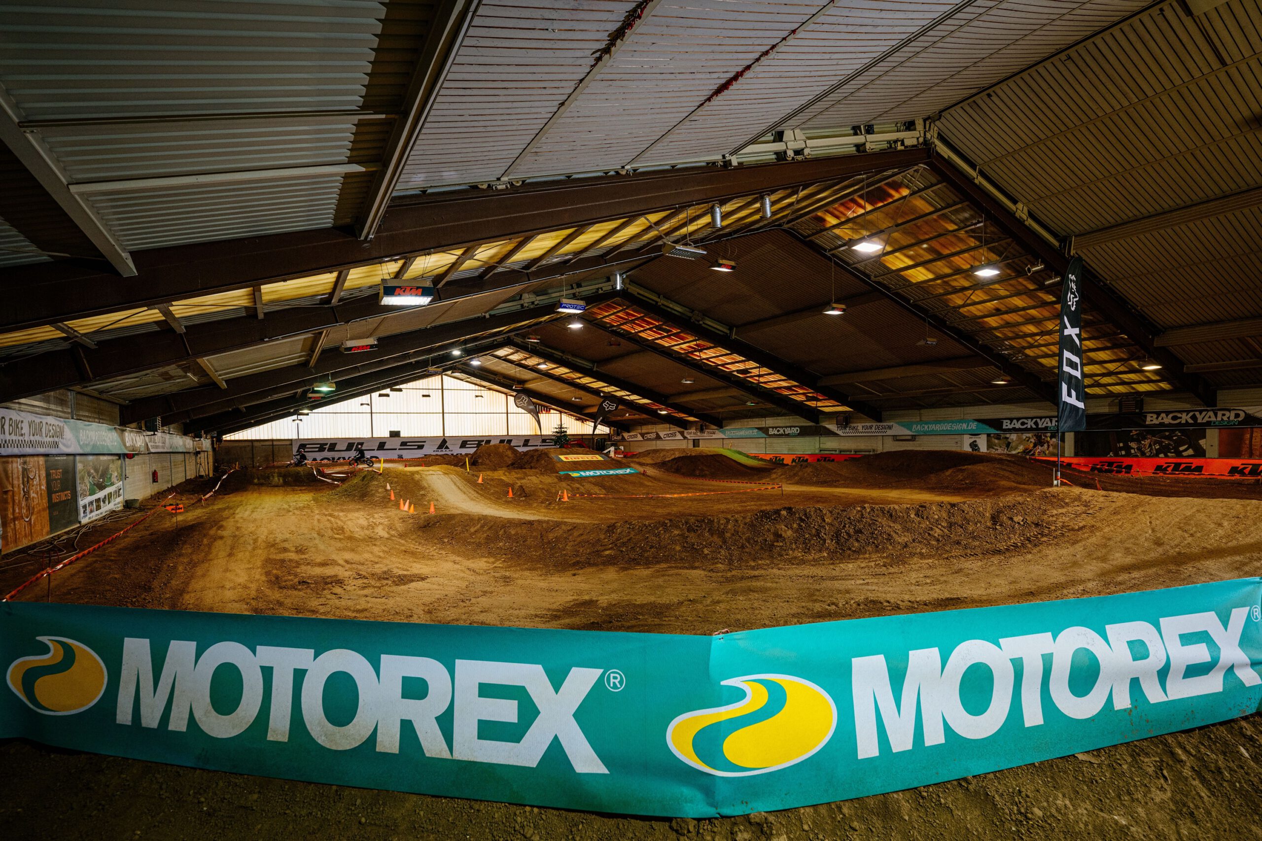 E-Dirt Arena Bonn 2024 - Motocross Strecke mit hochwertiger Ausstattung und optimalen Fahrbedingungen. Indoor Motocross Spaß das ganze Jahr über.